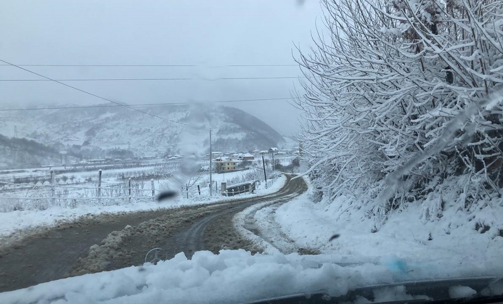 Reshje debore ne Diber dhe Kukes, ne disa akse probleme me qarkullimin